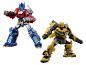 Zwei Roboter-Actionfiguren, eine rot-blau, die andere gelb, dynamisch posiert.