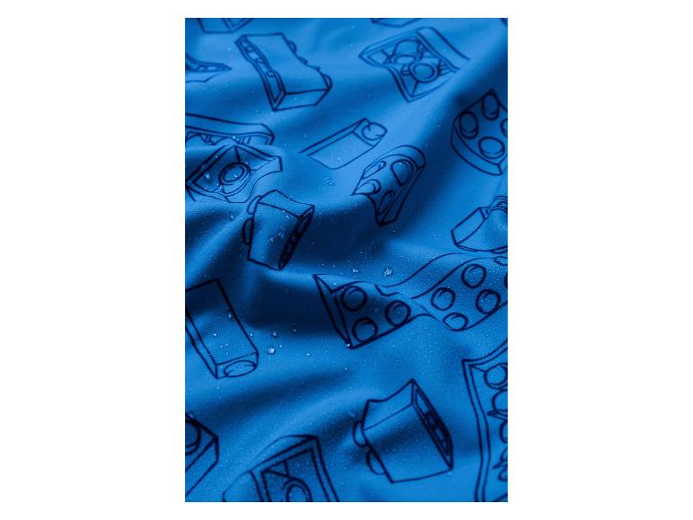 Blauer Stoff mit Bausteinmustern und Wassertropfen.