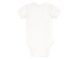 Ein weißer Baby-Strampler mit kurzen Ärmeln