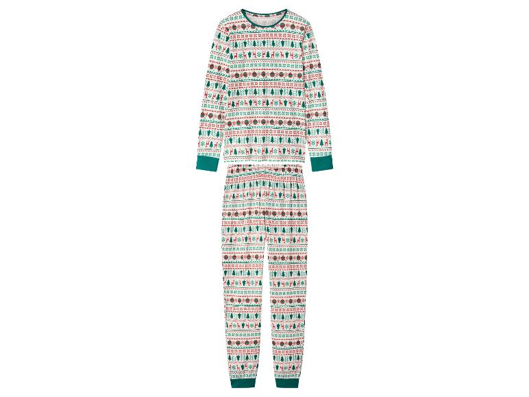 Weihnachtspyjama mit festlichem Muster aus Rentieren, Bäumen und Schneeflocken.