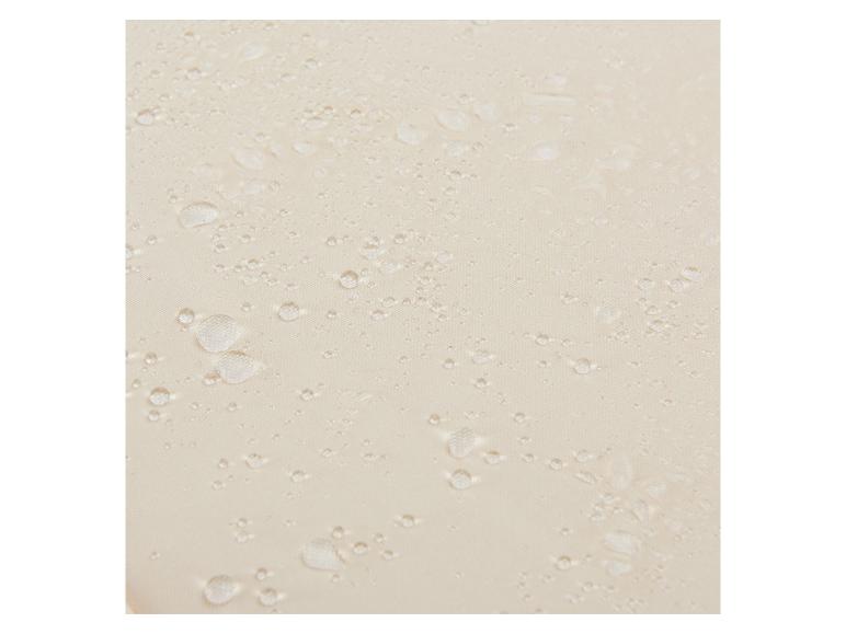 Wasserabweisender beigefarbener Stoff mit Wassertropfen auf der Oberfläche.