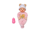 Weiche Babypuppe im rosa Strampler und ein kleines rosa Fläschchen.
