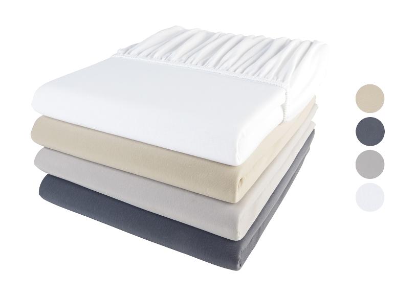 Weiße, beige, graue und dunkelgraue Bettwäsche