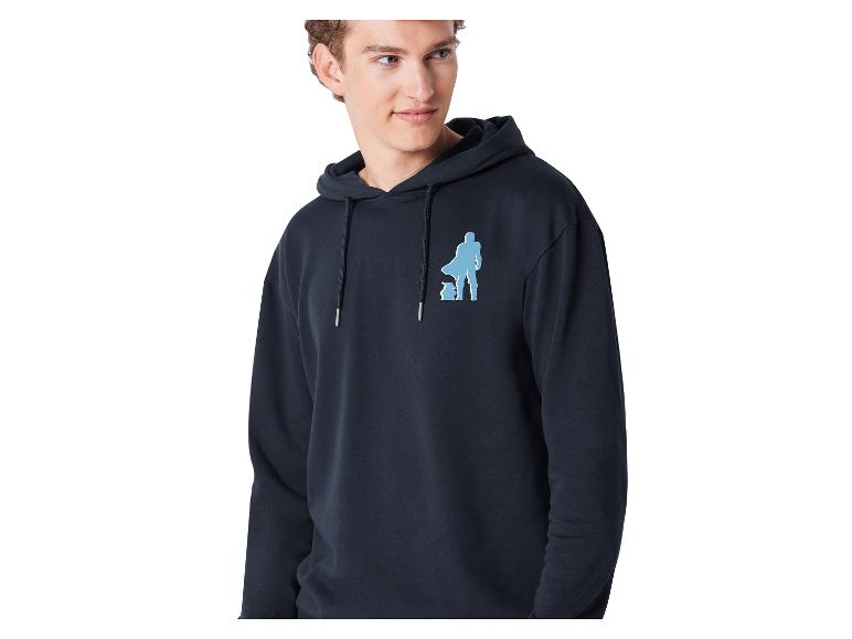 Ein Mann trägt einen dunkelblauen Hoodie mit einem Star Wars-Druck.