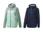 Zwei Windjacken, eine in hellgrün und eine in dunkelblau.