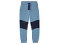 Blaue Jogginghose mit schwarzen Details.