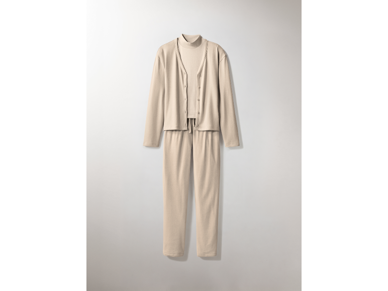 Dreiteiliges beiges Damen-Set mit Strickjacke, Rollkragenpullover und Hose