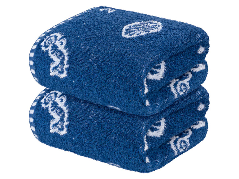Zwei blaue Handtücher mit weißen Seepferdchen.