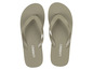 Ein Paar beige Flip-Flops der Marke Livergy.