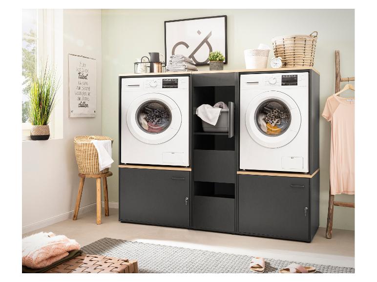 Weiße Waschmaschinen in grauen Schränken mit Holzplatten in einem Waschraum.