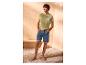 Mann in grünem 'Summer Wave' T-Shirt und Jeans-Shorts.