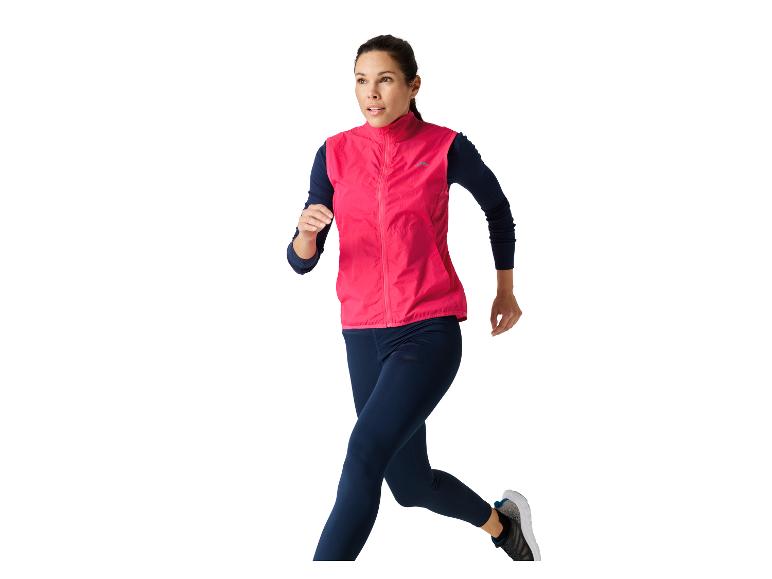 Frau beim Laufen in Sportweste und Leggings.