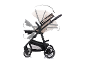 Beiger Kinderwagen mit verstellbarem Sitz und Griff, schwarzem Gestell und Rädern.