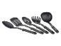 Fünf schwarze Küchenhelfer: Schöpflöffel, Spaghettilöffel, Schaumlöffel, Pfannenwender und Servierlöffel.