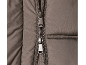Detail einer braunen Steppjacke mit Doppelreißverschluss.