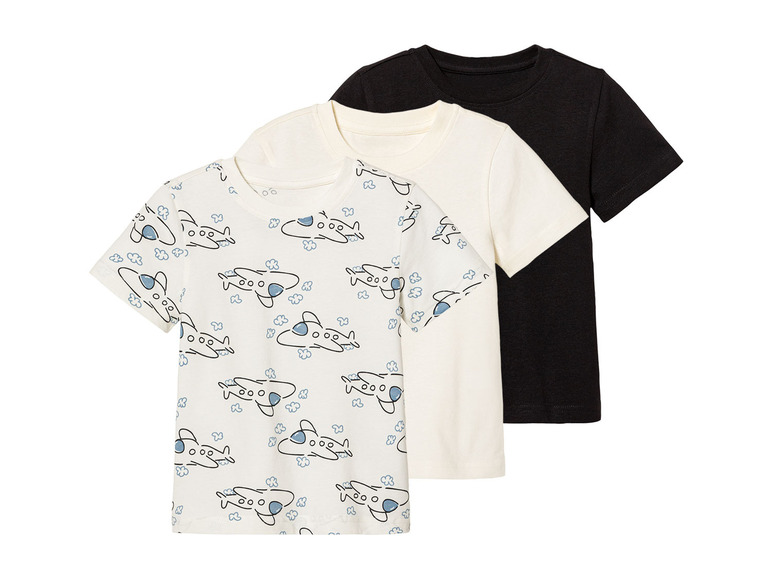 Zwei weiße T-Shirts mit Flugzeug-Print und ein schwarzes T-Shirt.