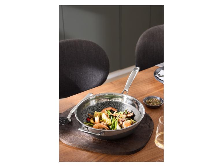 SILVERCREST® Premium-Edelstahl-Wok mit Wabenstruktur auf einem Holztisch