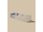 Modulares Sofa mit grauen und beigen Abschnitten, mit Kissen, auf hellem Hintergrund.