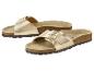 Goldene Sandalen mit Einzelriemen und Schnalle, mit Korksohle.