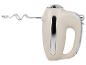 Ein beiger Handmixer von Bergnér mit silbernem Griff und Rührbesen.