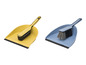 Zwei Besen-Sets mit Bürste und Schaufel, eins gelb und eins blau.
