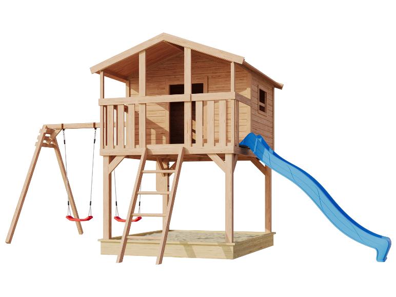 Holzspielhaus mit blauer Rutsche, roten Schaukeln und Sandkasten.