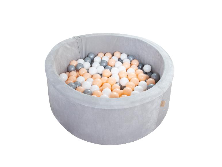 Ein grauer Ballpool mit weißen, beige und grauen Bällen.