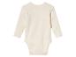 Ein cremefarbener Baby-Body mit langen Ärmeln.