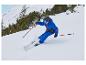 Kind in einer blauen CRIVIT Skijacke beim Skifahren im Schnee.