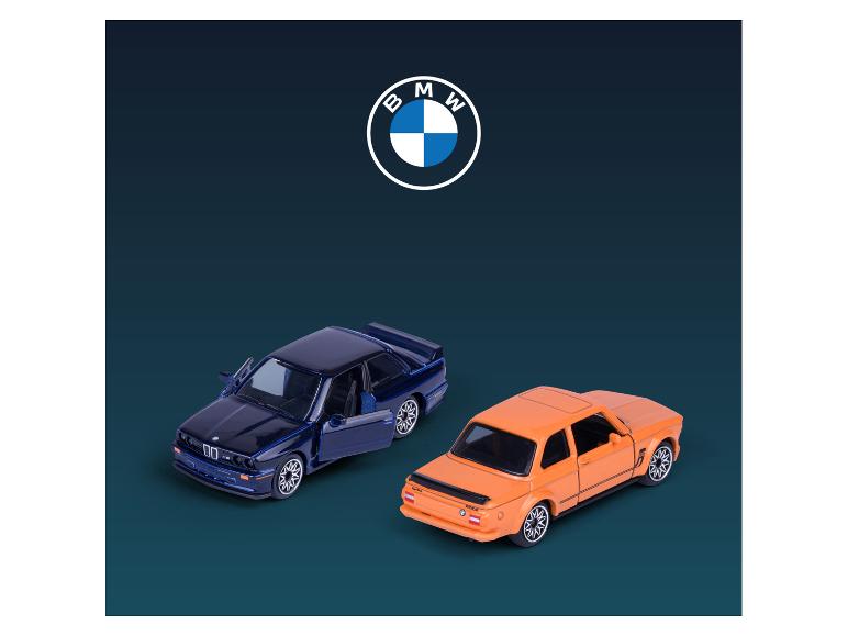 Zwei Modellautos, ein blaues und ein oranges, auf dunklem Hintergrund mit Logo.