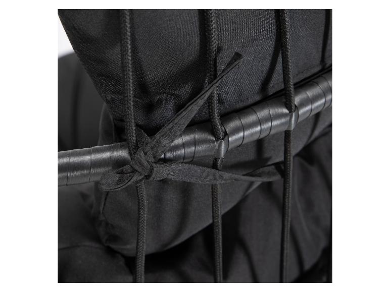 Nahaufnahme eines schwarzen Kissenbezugs, der mit Schnüren an einem Stuhl befestigt ist.