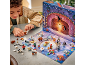 Kind spielt mit einem Spielzeug-Adventskalender im Star Wars-Design.
