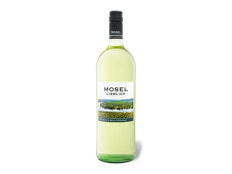Eine Flasche Mosel Lieblich Weißwein mit einem Etikett, das eine Weinlandschaft zeigt.