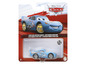 Eine Verpackung mit einem Disney Pixar Cars Lightning McQueen Auto in metallicblau mit goldenen Felgen.