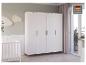 Weißes Kinderzimmer mit viertürigem Kleiderschrank, Babybett und Wickeltisch, hergestellt in Germanland.