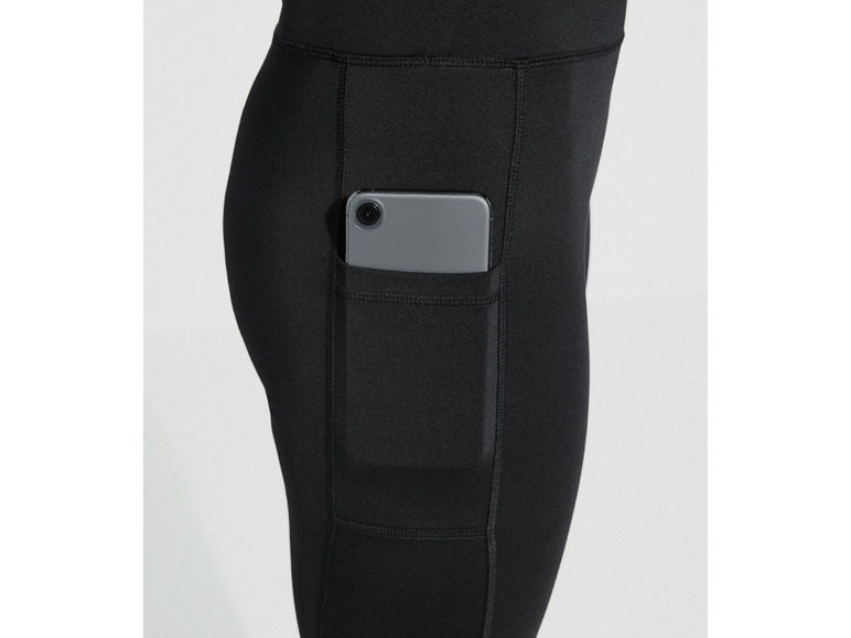 Schwarze Leggings mit einem Handy in der Tasche.