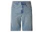 Blaue weite Jeans-Shorts mit Taschen und Knopfverschluss.