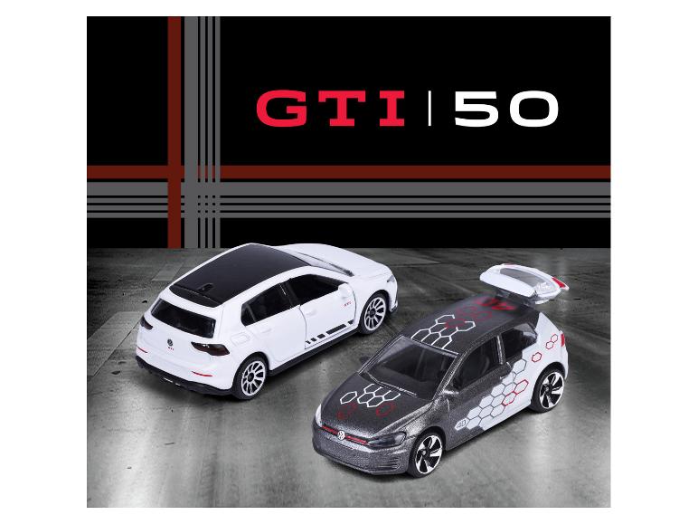Zwei Spielzeugauto-Modelle auf einem Hintergrund mit dem Text „GTI | 50“ in Rot und Weiß.