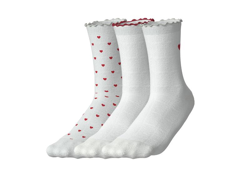 Set aus drei Paar weißen Socken mit roten Herzen und Rüschenrändern
