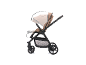 Beiger Kinderwagen mit Pfeilen, die die Verstellmöglichkeiten von Rückenlehne und Fußstütze zeigen.