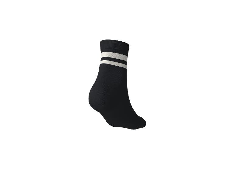 Schwarze Sportsocke mit zwei weißen Streifen auf weißem Hintergrund.
