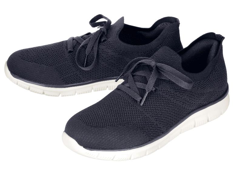 Ein Paar schwarze gestrickte Sportschuhe mit weißen Sohlen