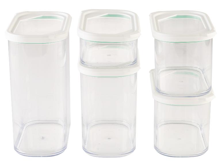 Ein Satz von vier transparenten Aufbewahrungsbehältern mit weißen Deckeln.