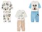 Drei Babykleidungssets: Micky Maus, Minnie Maus, Donald Duck, Daisy Duck und Winnie Puuh.