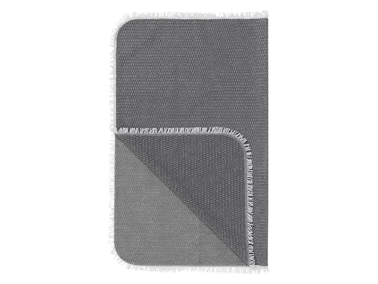 Graue Decke mit Fransen.