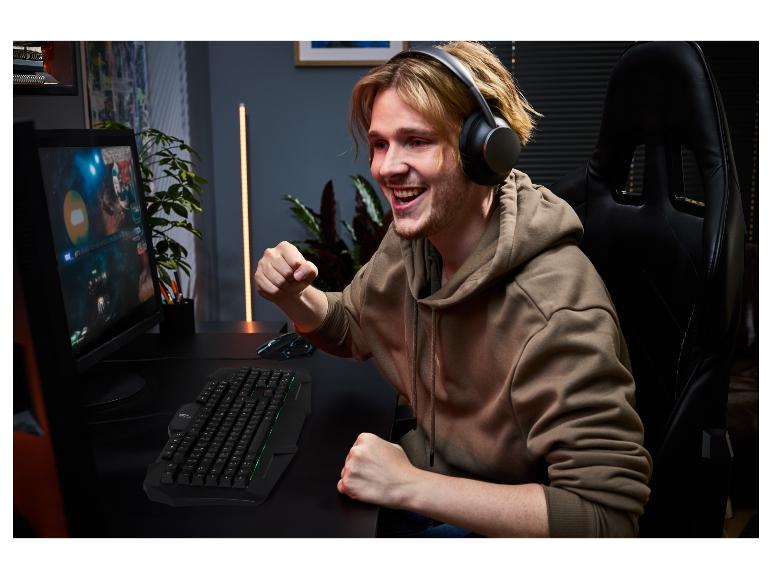 Ein junger Mann spielt am PC mit einer TRONIC® Gaming-Tastatur und -Maus.