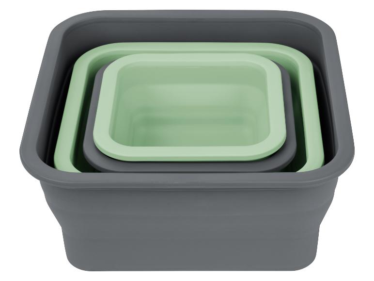 Set mit drei stapelbaren Schüsseln in Grau und Hellgrün.