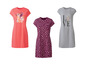 Drei T-Shirt-Kleider: eins mit Dschungelprint, eins mit Leopardenmuster und eins mit der Aufschrift 'LOVE'.