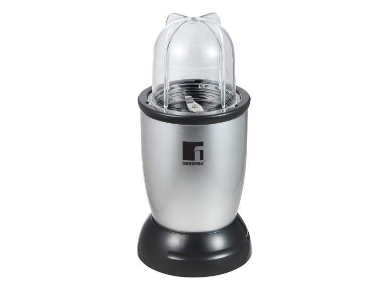 Ein kompakter silberner und schwarzer Mixer mit dem Bergner-Logo.