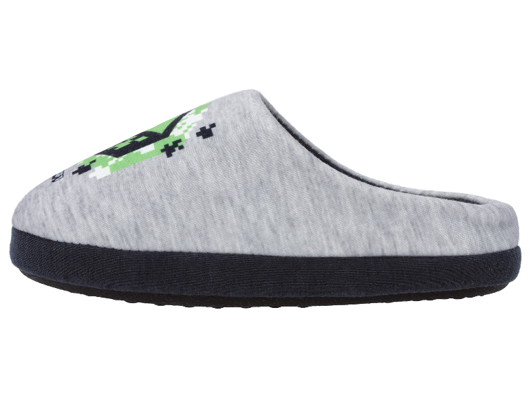 Graue Hausschuhe mit Pixelmuster.